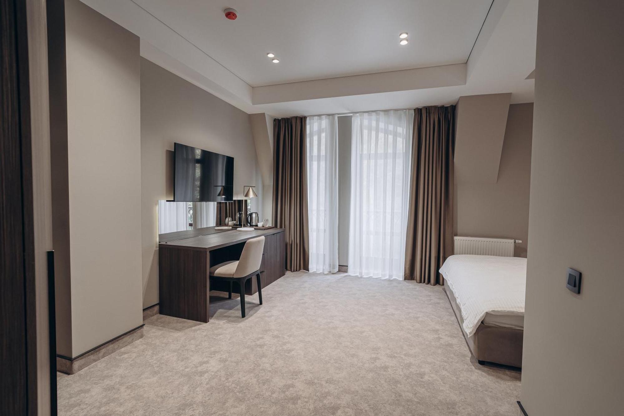 Park Hotel Bristol Uzhhorod Ngoại thất bức ảnh
